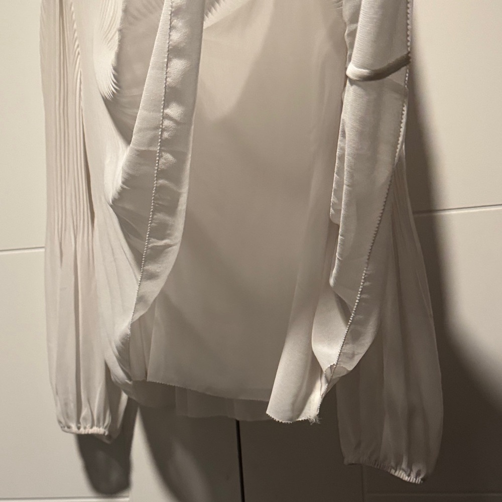 Wilfred
Daydreamer V-neck Blouse - Picture 5 of 14